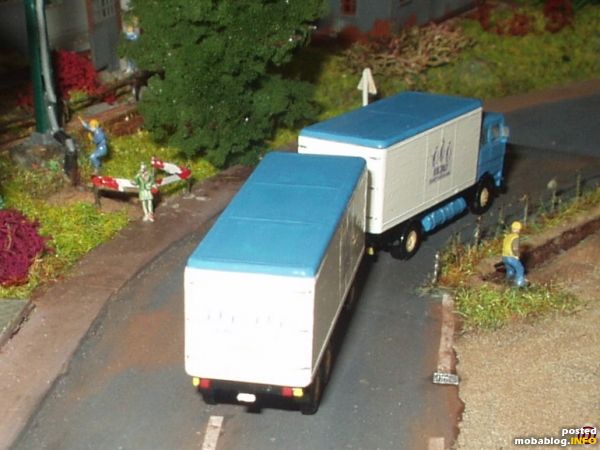 Endlich ist der enge Gasrohrbaustellenbereich durchfahren und die Fahrt geht zurück, wieder vorbei an der Starkstromkabelverlegebaustelle zur die freien Bundesstraße.
Ich hoffe, es hat gefallen und eine Fortsetzung mit dem Langholzlastzug ...