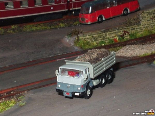 Der Henschel FA 261 kommt zur Abladestelle.