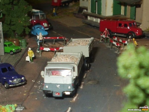 Nunmehr befindet sich der Henschel FA 261 mit dem Zweiachsanhänger auf dem Weg zur Sananlieferung