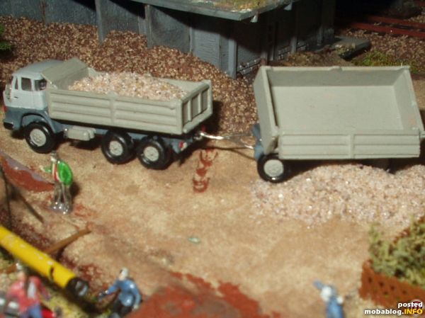 Die 10 Tonnen Anhängersandladung ist schon zur linken Seite hin abgekippt. Nun muß der Lkw sich wieder herausmanöverieren um dann die 12 Tonnen Sand der Zugmaschine an anderer stelle ...
