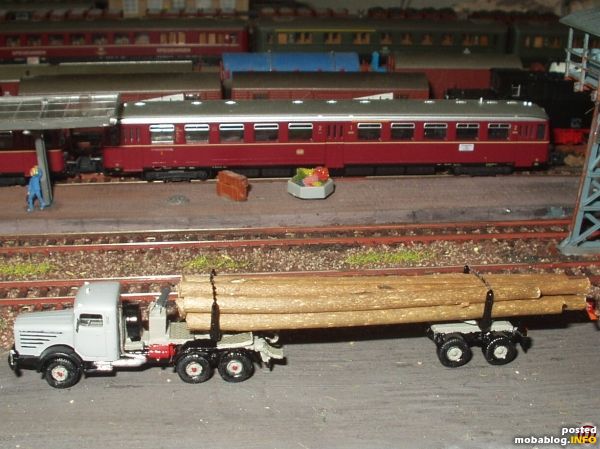 Nun ist der Langholztransporter voll beladen und kann sich auf den Weg zum Holzwerk machen