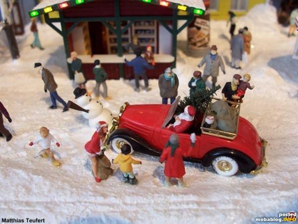 Da hat der Weihnachtsmann doch glatt den Schneemann angefahren! Hat er sich noch nicht an seinen neuen "Rentierschlitten" gewöhnt?