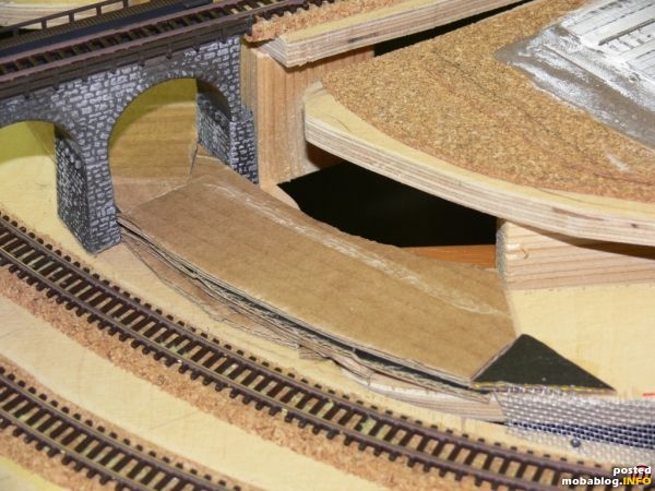 Strassenführung unter der Brücke hinter dem Lokschuppen