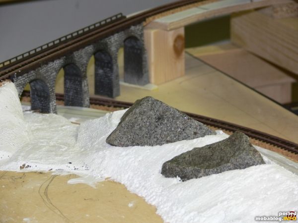 Eingebettete Felsformationen, Naturstein vom Bahndamm bei Reitenbuch macht sich sehr gut.