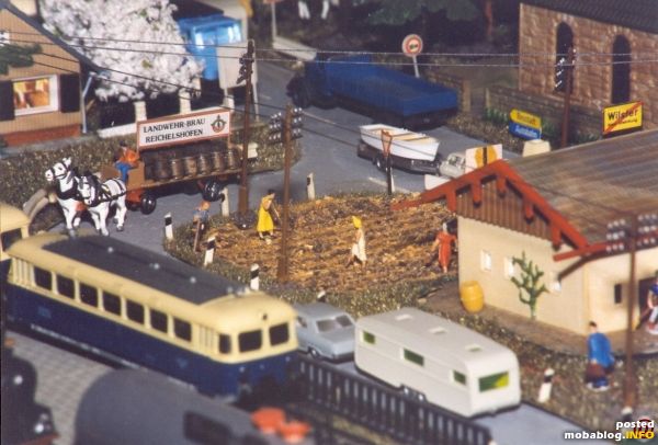 Harte Arbeit auf dem Feld. Aber der Trunk rollt ja zum Glück schon an. Das sind dann doch wieder gute Aussichten.