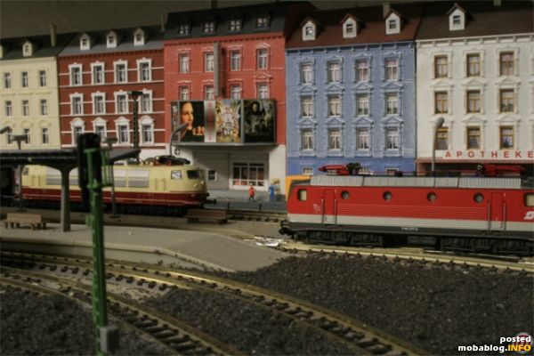 Der Zug hat Bonn Hbf (benannt nach dem Bahnhofgebäude) pünktlich erreicht