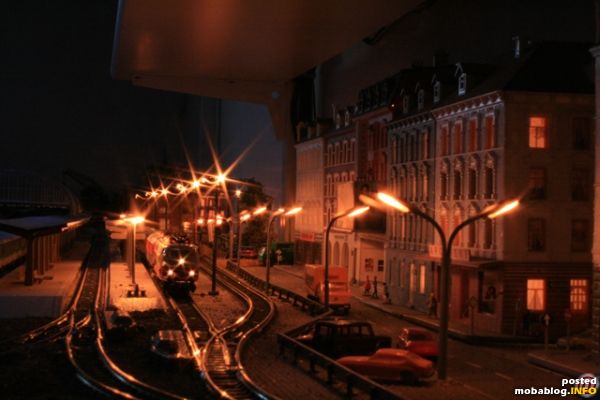 Der Hbf mit angrenzenden Stadthäusern bei Nacht