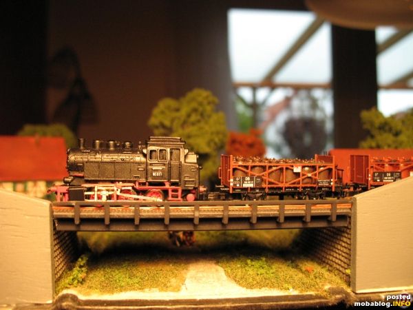 Auch an Fahrzeugen der Spur Z sind Details möglich, hier eine gesuperte BR 80 mit Säuretopfwagen aus geätztem Messing