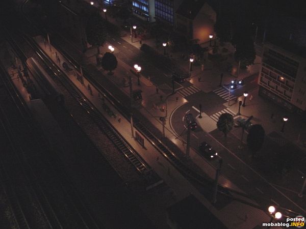 Hier merkt man, das es noch einige dunkle Stellen gibt (Bahnsteigbeleuchtung am Außenbahnsteig), also noch ne ganze Menge Arbeit.