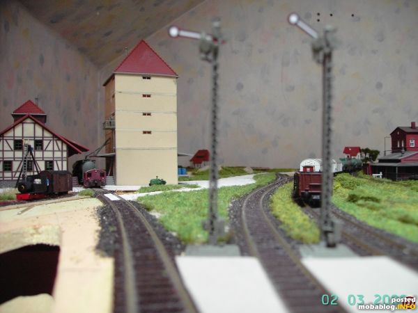 Blick auf die Bahnhofseinfahrt mit den Raiffeisen Gebäuden und der Feldbahn.