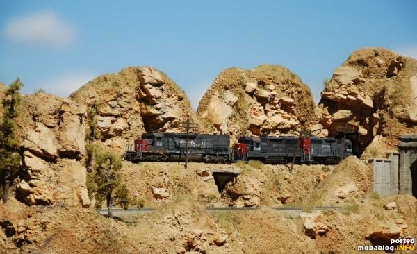 Eine AZL SD40T-2 gefolgt von zwei MTL GP35 Loks
