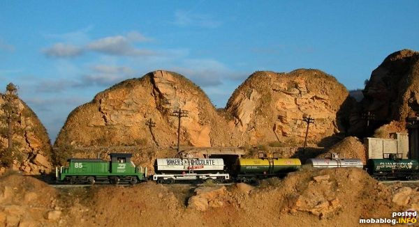 Zthek BN SW-1 zieht ein paar Märklin Tankwagen die auf MTL Kuppler und Drehgestelle umgebaut wurden.