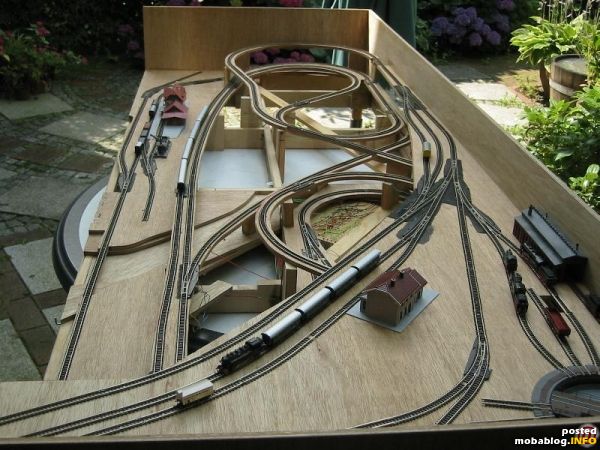 Der obere Bahnhof ist ein Endbahnhof. Im Vordergund ist er zu sehen mit dem dazugehörigen Bahnbetriebswerk.