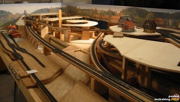 Im Jahr 2006 wurden ebene Sperrholzflächen eingezogen. Das ist der Beginn der Geländegestaltung. Der Stab in der Mitte soll mal ein Berg werden.