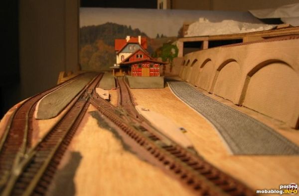 Am unteren Bahnhof wurde ein Schüttbahnsteig angelegt. Die Straße ist im Bau und Arkaden wurden an die Trasse der Paradestrecke geklebt. Die Gleise wurden schon überall rostfarben braun angemalt.