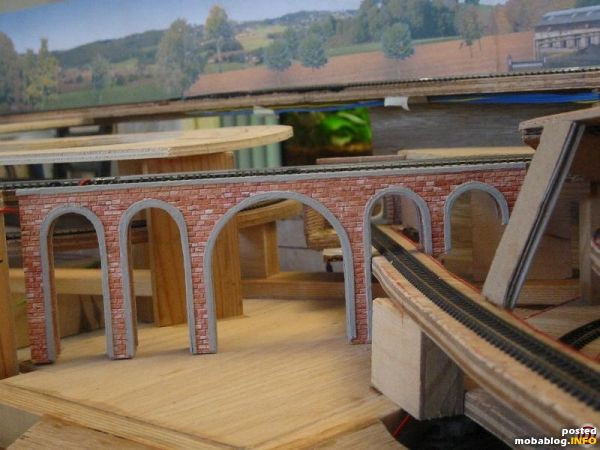Eine Brücke wurde aus Pappe gebastelt. Diese Schlucht in der Mitte der Anlage soll auch die beiden Bahnhöfe optisch trennen.