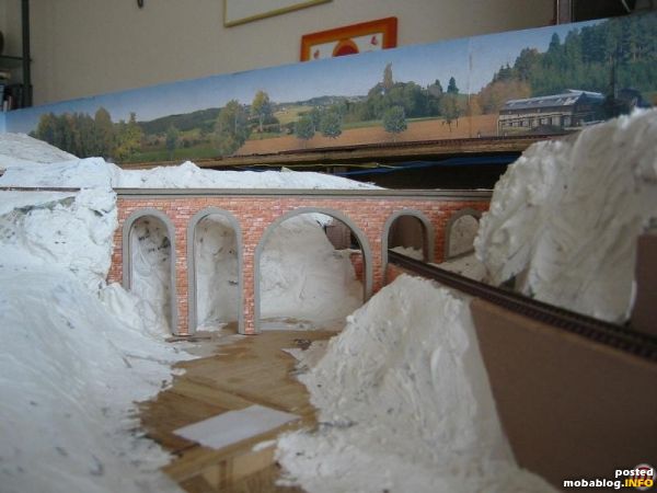 Die Landschaft wird gestaltet. Die Geländehaut besteht aus mehreren Lagen Zeitungspapier mit Holzleim. Die oberste Schicht besteht aus Zeitungspapier getränkt in dünnflüssiges Moltofil.