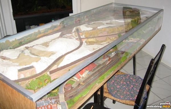 Nicht nur durch die Geländegestaltung verschmutzen die Gleise. Eine Abdeckung aus Plexiglas wurde gebastelt und schützt vor Staub.
