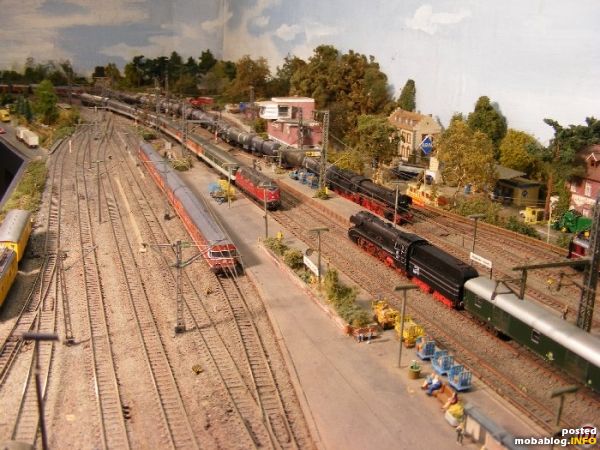 Durchfahrt in Rheine Nord mit Paraleleinfahrt eines Popwagenzuges aus Norddeich. Die BR 10 im Bild rechts hat in Rheine Nord bis zur Ep IV "überlebt"