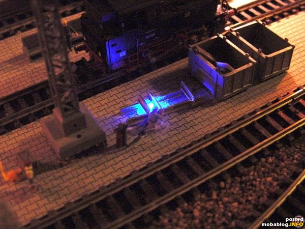 Im Bahnbetriebswerk haben jetzt auch die Schwei�er die Arbeit aufgenommen (es blitzt so herlich blau).