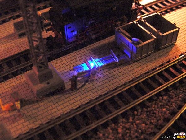 Im Bahnbetriebswerk haben jetzt auch die Schweißer die Arbeit aufgenommen (es blitzt so herlich blau).