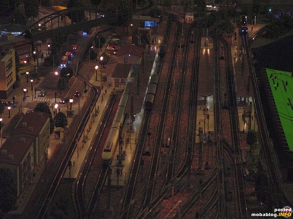 Die Bahnsteigbeleuchtung ist jetzt auch komplett in Betrieb, dies war auch eine Fummelei bei 3 cm Dachhöhe und überall war mir die Oberleitung im Wege. Für die Zukunft eine wichtige ...