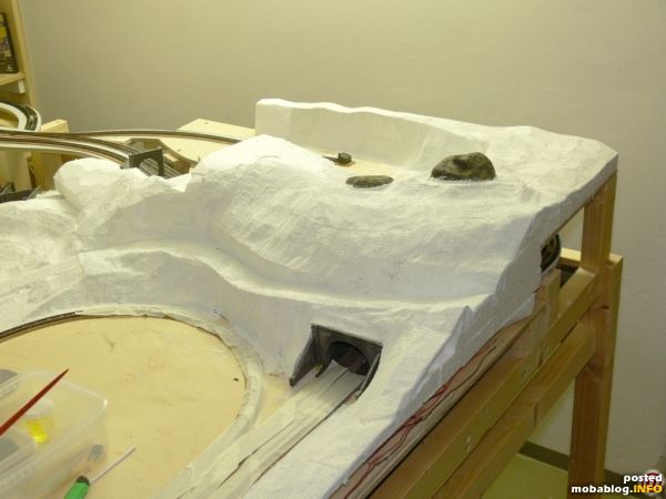 Jetzt wurden die Styroporformen mit Gipsmatten abgedeckt. Unten links vor dem Berg sieht man noch ein Gleis, das später mal durch einer der für England typischen Cuttings führen wird, dazu ...