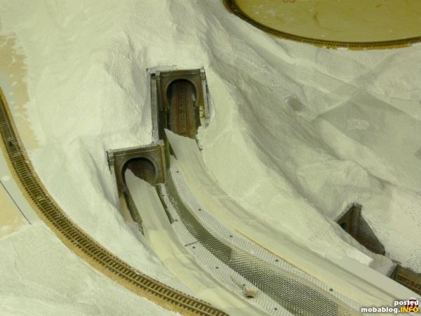 So sieht das Ganze nun aus, der „Quarry-Hill“ setzt sich über die Tunnelportale quer durch das Bild nach vorne links fort, und findet seine Fortsetzung außerhalb des Bildes. Der Abschnitt ...