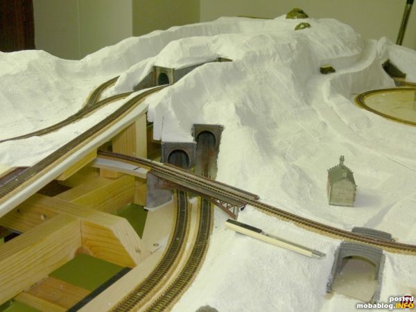 Hier konzentriert sich der Eisenbahn-Verkehr! Sowohl die oberen als auch die unteren Tunnelportale sollen später durch Bewuchs mit Büschen oder einzeln stehenden alten Bäumen etwas kaschiert werden. Links tut sich ...