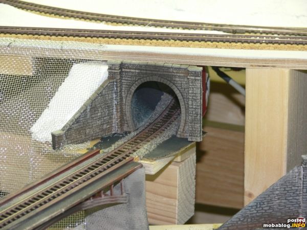Der Ausgang der Kehre. Am Tunnelportal gibt es noch einen netten Effekt, den ich an den bisherigen Einfahrten noch nachträglich anbringen möchte. Mit dem Tupfschwamm ist es mir nicht ganz ...