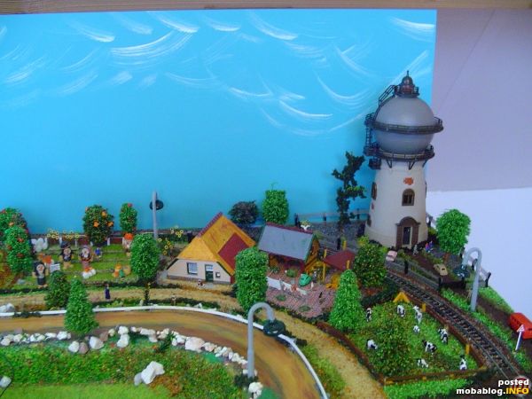 Watertoren met op de voorgrond boerderij