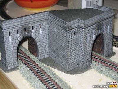 Das Tunnelportal und eingeschottert ist auch schon ein Gleis