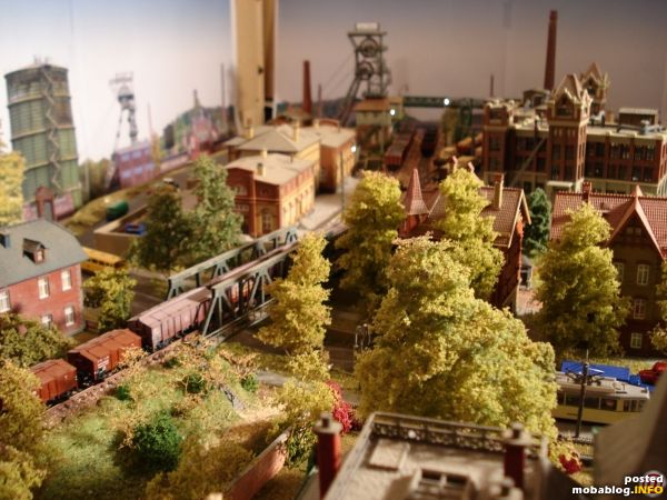 Der Bergwergsdirektor blickt vom Dach seiner Villa über die Hauptstraße hinüber zur Zeche.