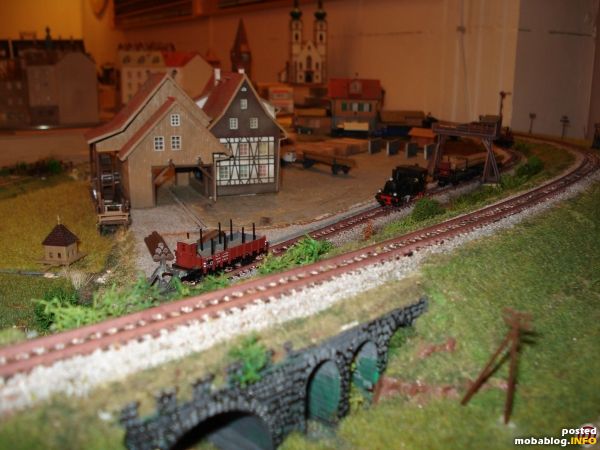 Das Sägewerk liegt unten im Tal. Im Hintergrund sind die ersten Häuser der nahen Stadt zu erkennen.