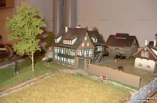Der Bauernhof am Talhang.