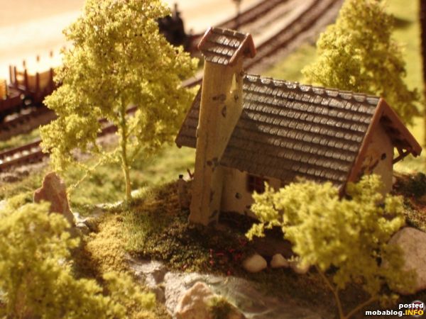 In der Nähe des Hofes steht eine kleine Kapelle oberhalb der Strecke.
