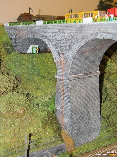 Straßenbrücke über die Hauptstrecke.