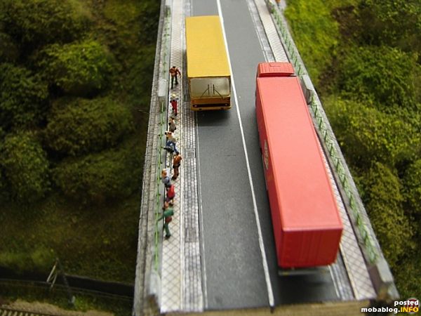 Bereit zur Aufnahme. Sicher kommt hier gleich ein Sonderzug unter der Brücke durch.