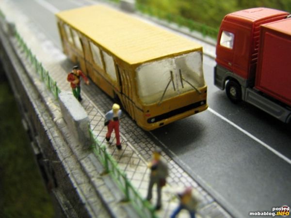 Fahrbahnbelag, Gehweg, Pflaster und der Bus entstanden in eigener Werkstatt.