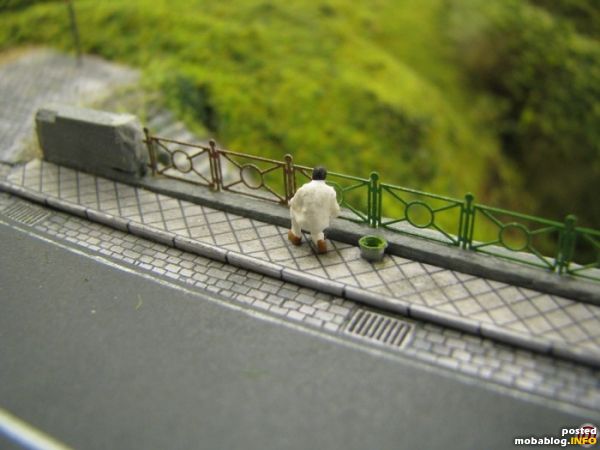 Noch zwei Meter und das Geländer erstahlt wieder in Grün