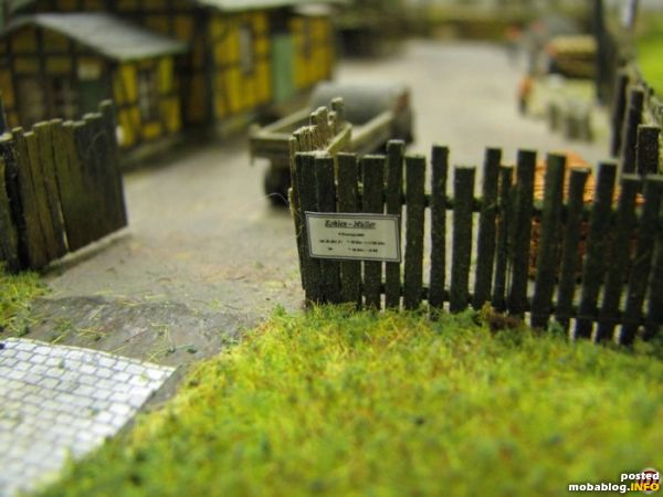 Fährt man die Straße über die Brücke weiter kommt rechts eine Kohlen-, Düngemittel- und Baustoffhandlung. Hier die Einfahrt.