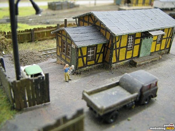 Lagerschuppen und Verwaltung. Der Chef ist sauer. Schon wieder kommt der Lkw zu spät und gewaschen müßte er auch mal werden.