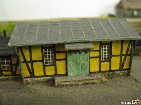 Hier noch mal das Lagergebäude. Es muß demnächst einem Ersatzbau (gleiche Ausführung wie jetzt) mit gelaserten Fenstern und Türen von Stefan Teichért weichen.