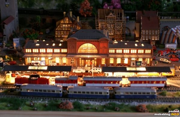 Hauptbahnhof bei Dämerung.