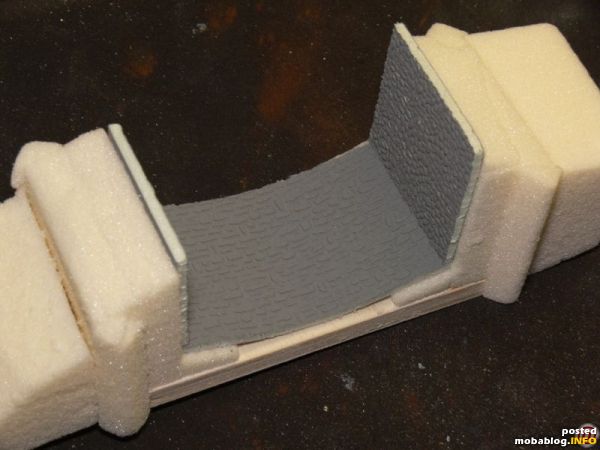 Die zugeschnittenen Heki-Mauerplatten wurden in die Wölbung geklemmt und verklebt, die Seitenteile ergänzt. Stirnseitig ist auf beiden Seiten noch eine Aussparung, in die später Mauersteinbögen eingefügt wurden.