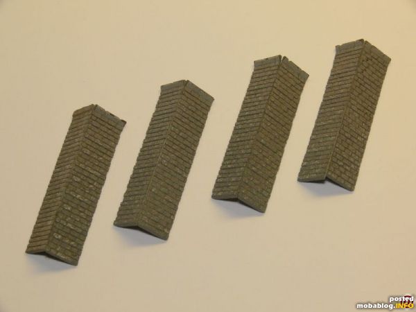 Mit einer speziellen Vorrichtung wurden die ca. 1 cm dicken Mauerplatten von Noch auf ca. 2 mm Dicke abgesägt, jeweils 45° angeschliffen und je zwei Stück miteinander verklebt.