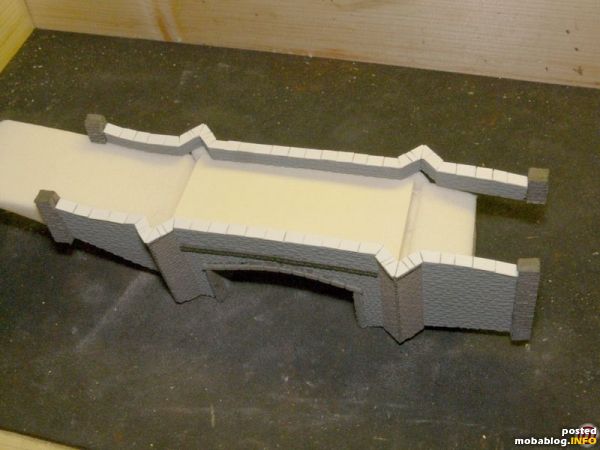 Den oberen Abschluss der Mauern bilden kleine Kunststoffplättchen mit einer Dicke von 0,5 mm, die Pfosten an den Mauerenden sind ebenfalls aus je zwei Teilen zusammengeklebt, verschliffen und nachgeritzt.