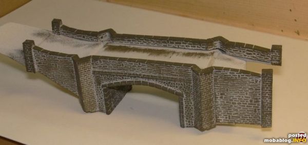 Das ganze Modell wurde zur Optimierung hell eingefärbt und anschließend die Mauersteine mit einem kleinen Schwamm vorsichtig dunkel gefärbt. Die Seitenteile wurden mit brauner und schwarzer Pulverfarbe gealtert, später kommt ...