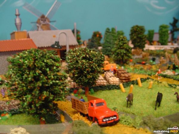 De vrachtwagen heeft zijn hout gelost.