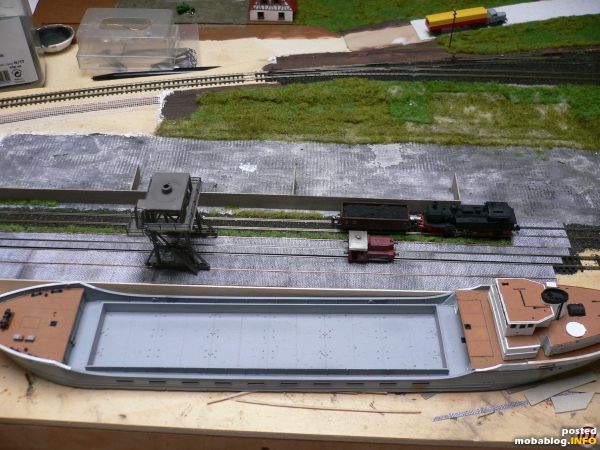 Das Kümo wird gerade gebaut und im Hafen erkennt man das neue Kopfsteinpflaster. Das Krangestell wird noch gegen ein neues getauscht.